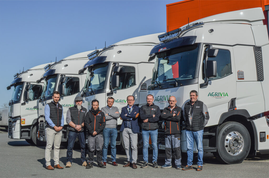 Clément Guycheteau, commercial Renault Trucks ; Jacques MAREAU et Maxime BIRET, chauffeurs Agrivia ; Olivier TORCK, directeur Renault Trucks ; Teodor Ariton, directeur de la chaîne logistique du Groupe CAVAC ; Lionel Foucault et Sébastien RAMPILLON, chauffeurs Agrivia ; Sébastien Giraudeau, formateur Renault Trucks.