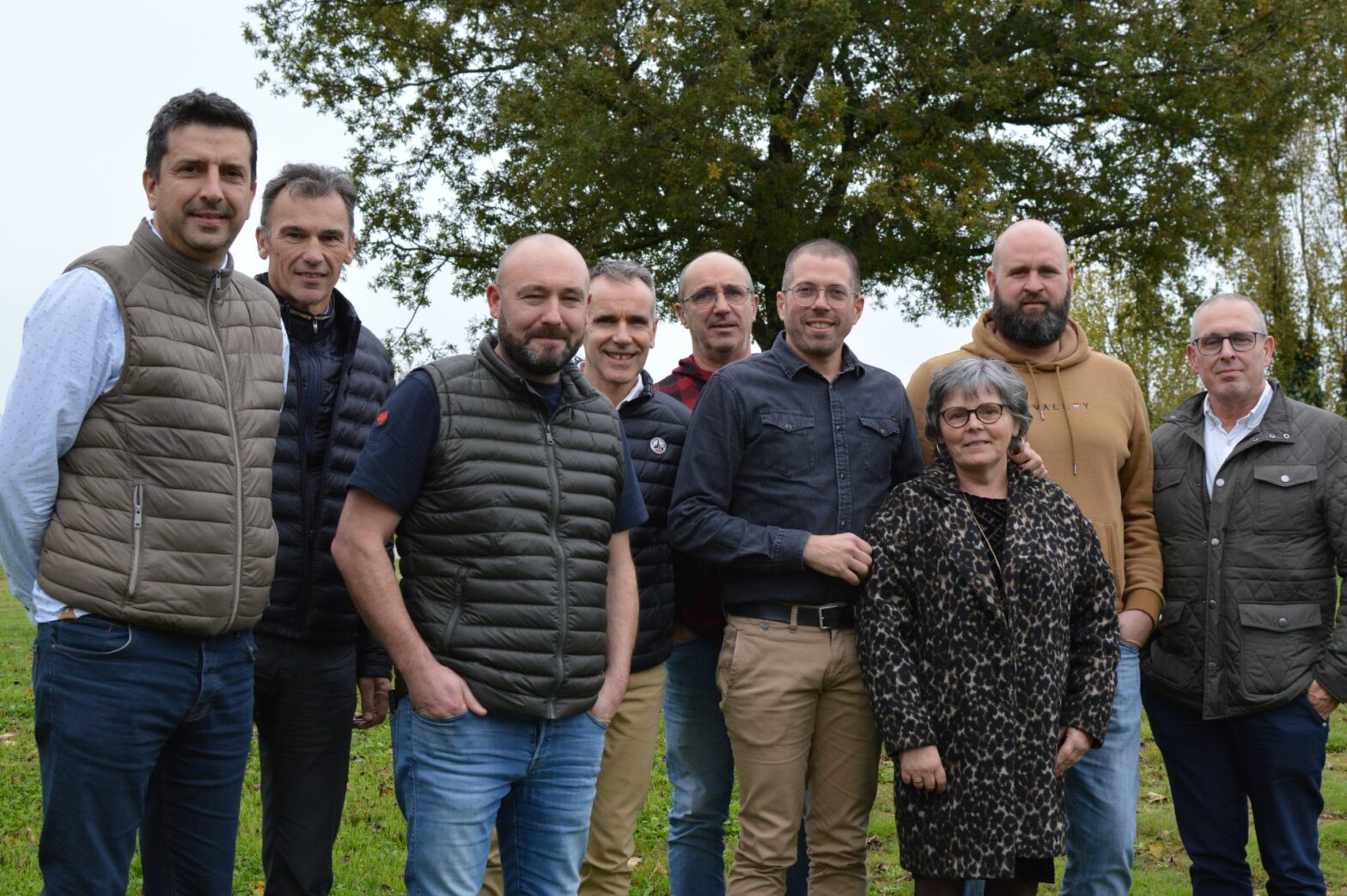 De gauche à droite au premier plan : Nicolas Picard, responsable du pôle animal à Cavac ; Rodolphe Lepoureau, PDG des abattoirs Sovileg ; Steven Bretaud, responsable du groupement ; Marinette Bobinette, ancienne présidente d’Ovicap ; au second plan : Olivier Joreau, directeur adjoint de Cavac ; Jacques Bourgeais, directeur général de Cavac ; Vincent Blanchard, éleveur et membre sortant du comité de gestion ; Guillaume Barranger, éleveur et président d’Ovicap ; Pascal Grimaud, responsable de l’abattoir Bichon.