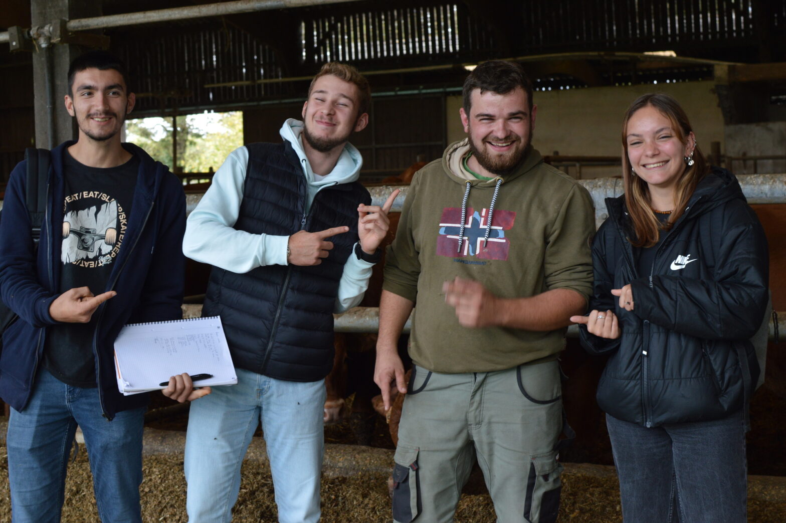 Romain Tessier, éleveur Bovinéo en viande Limousine à Montaigu-Vendée (85) aux côtés des élèves