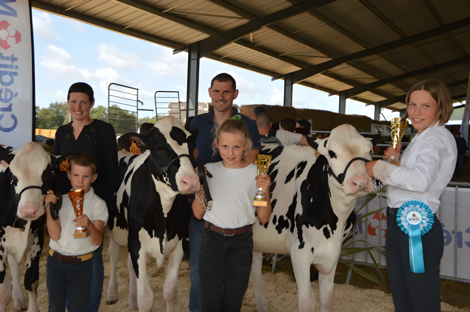 Maxence, 7 ans avec Verdict et sa maman Éva ; Élise, 10 ans avec Ulf et son papa Alexis ; Inès, 13 ans avec Unlock, grande gagnante du Concours de présentation de la fête de l’agriculture 2024.