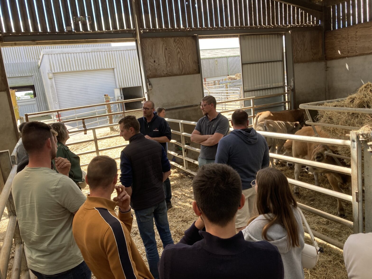 Les nouveaux bénéficiaires de la dotation élevage visite le centre d'allotement de bovins du Margat, à la Ferrière